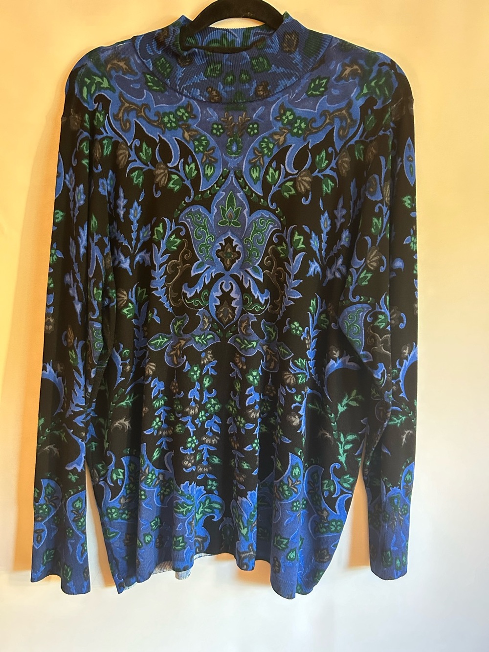 CHICO’S LIGHTWEIGHT LONG SLEEVES MOCKNECK ORNATE BLUE/GREEN/BLACK 3 (U.S.XL)